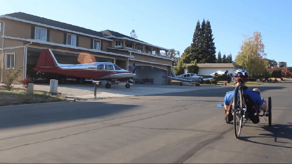 Cameron Park: Huizen met vliegtuig hangars