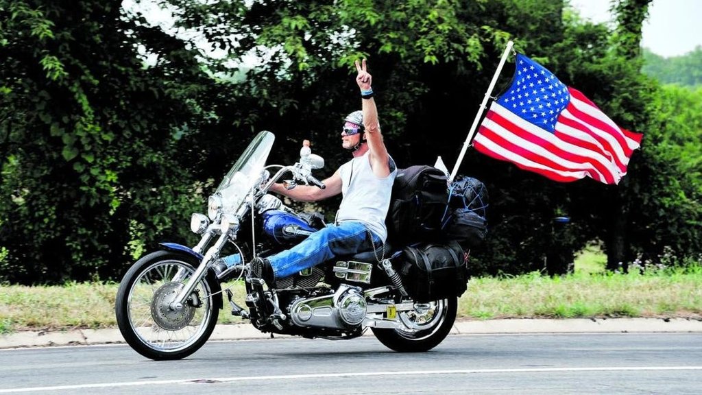 Biker Gruß: Bedeutung des Zweifingerwinkens