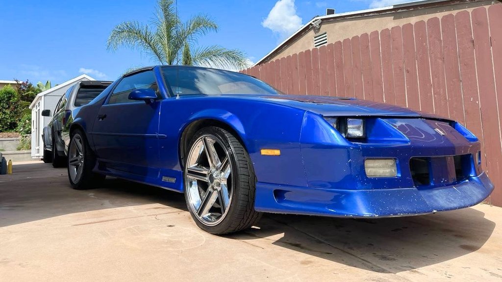 Dësen 1992 Chevy Camaro RS ass eng Verlockung